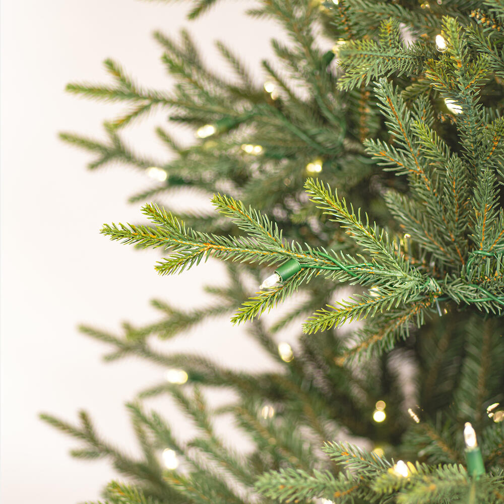 Vickerman Itasca Frasier Artificial Christmas Tree